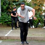 homme jouant à la pétanque