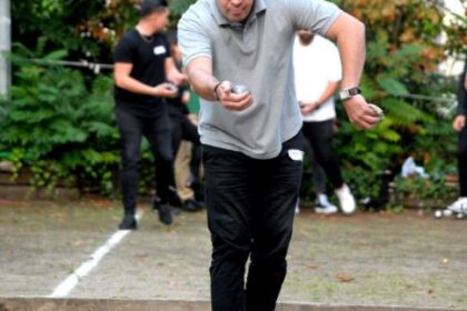 homme jouant à la pétanque