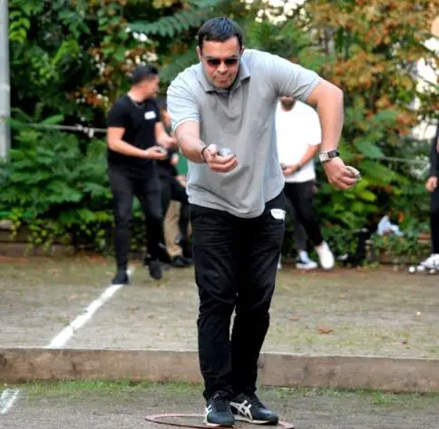 homme jouant à la pétanque